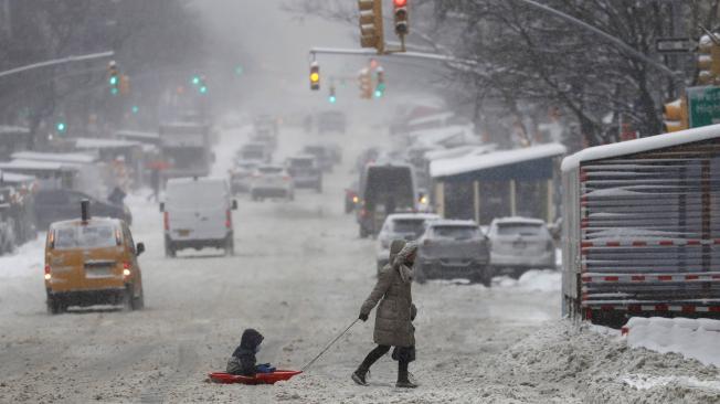 Nueva York recibió hasta 61 centímetros de nieve durante la tormenta de este sábado.