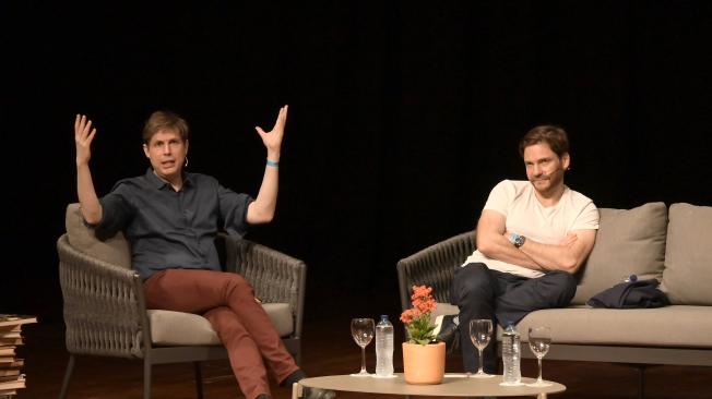 El  escritor Kehlmann y el actor Daniel Brühl conversaron con Juan Gabriel Vasquez en el Hay Festival.