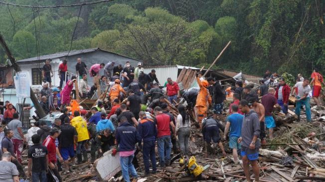 Ciudadanos, autoridades y organismos de socorro retiran escombros para buscar personas.