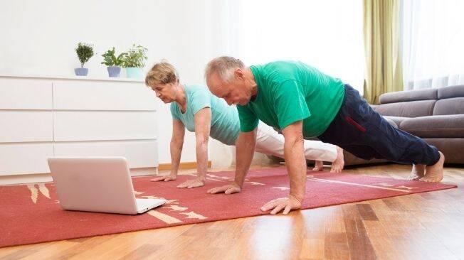Mantenga la espalda recta, haciendo que su cuerpo se asemeje a una tabla. Repita el ejercicio 10 veces.