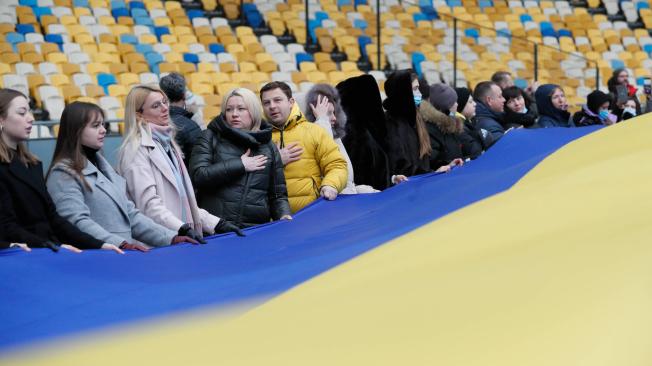 Ciudadanos ucranianos en el Estadios de Kiev con la bandera nacional en el 'Día de la Unidad'.