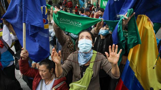Grupos 'provida', identificados con color azul, durante una protesta el 21 de febrero de 2022 en el Palacio de Justicia.