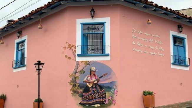 Los habitantes de Vélez pintaron recientemente las fachadas de sus casas en tonos guayaba.