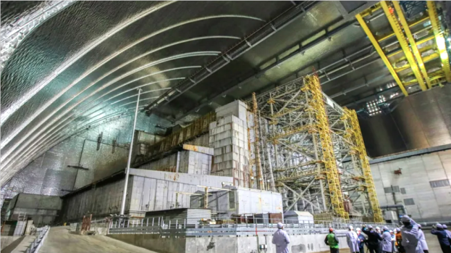 Sarcófago que cubre la entrada del reactor nuclear en Chernóbil