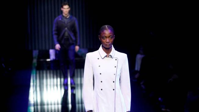 Una modelo presenta una creación del diseñador italiano Giorgio Armani para su marca Emporio Armani durante la Semana de la Moda Femenina de Milán, en Milán, Italia, el 27 de febrero de 2022.