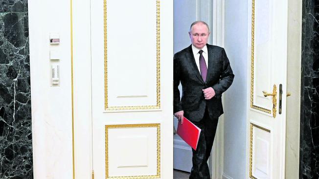 El presidente ruso, Vladimir Putin, llega para presidir una reunión del Consejo de Seguridad a través de un enlace de vídeo en Moscú el 25 de febrero de 2022.