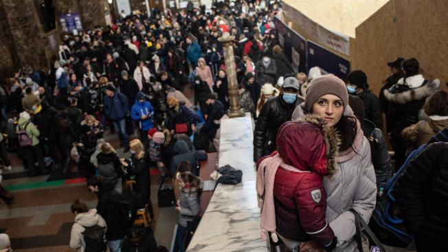 Ucranianos desplazados esperan para abordar un tren desde la estación central de trenes de Kiev, Ucrania.