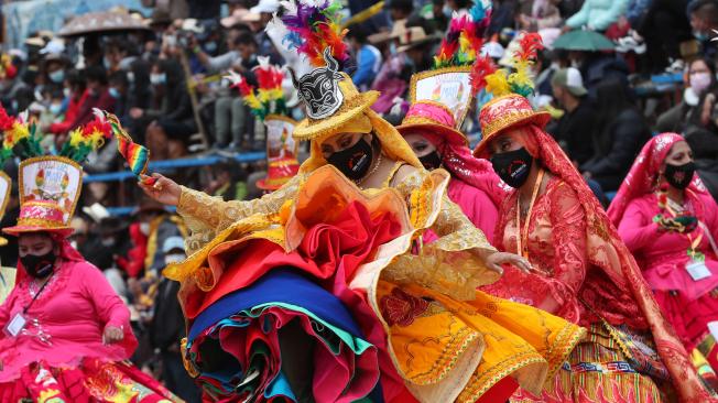 Bailarinas ejecutando la danza de la Waca Waca, durante el comienzo del Carnaval de Oruro (Bolivia), este año.