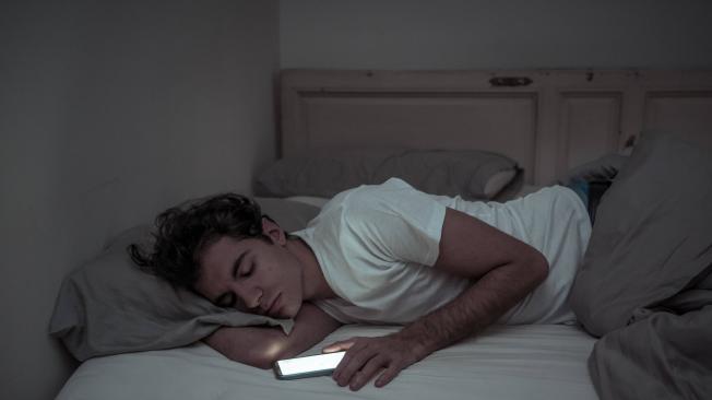 Lo más recomendable es dejar de utilizar los dispositivos electrónicos al menos 30 minutos antes de irse a dormir, según estimaciones de los especialistas.