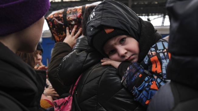 Ucranianos desplazados llegan a la estación de tren de Lviv, para huir de la operación militar rusa.