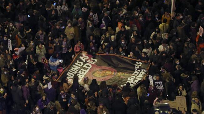 Miles de ciudadanas participan en la marcha convocada en Madrid.
