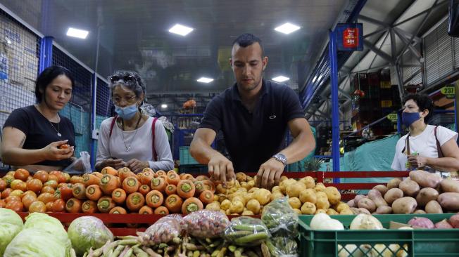 En Medellín, los ciudadanos buscan economía a la hora de comprar los alimentos de primera necesidad. Debido a las alzas en los precios por cuenta de la inflación, las personas van a la central Mayorista de Antioquia para comprar.