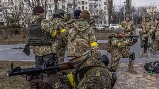 Kyiv (kiev) (Ucrania), 03/09/2022.- Miembros de las Fuerzas de Defensa Territorial aprenden a utilizar granadas propulsadas por cohetes durante la sesión de formación sobre uso de armas y primeros auxilios, en Kyiv (Kiev), Ucrania, 09 Marzo de 2022. Según las estadísticas de la Guardia Nacional de Ucrania, 100.000 ucranianos se han unido a la Fuerza de Defensa Territorial desde el comienzo de la invasión rusa de Ucrania. (Rusia, Ucrania) EFE/EPA/ROMAN PILIPEY