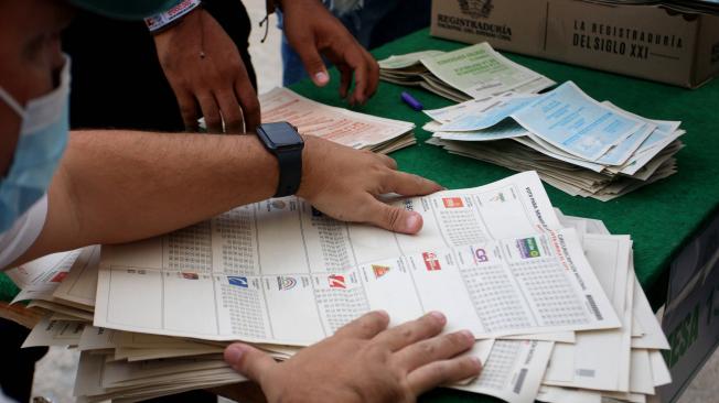 Conteo de votos en el Seminario San Luis Beltrán en el norte de Barranquilla.