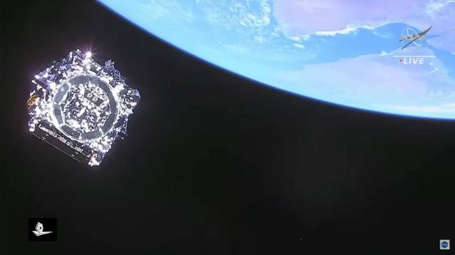 Telescopio Espacial James Webb mientras se dirige al espacio profundo.