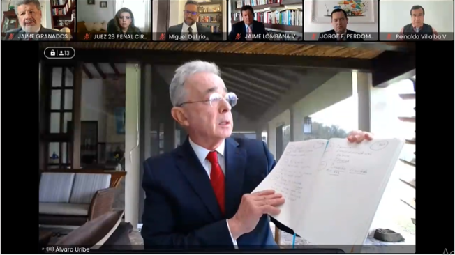 Álvaro Uribe expuso un cuaderno de notas durante la intervención en su audiencia de preclusión.