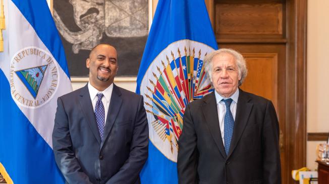 El secretario general de la OEA, Luis Almagro (der.), junto al hasta ahora representante permanente de Nicaragua, Arturo McFields.