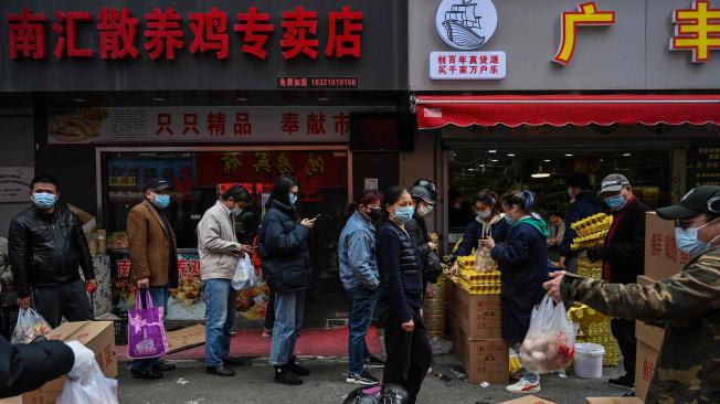 Largas filas en supermercados chinos tras el anuncio de nuevos confinamientos.