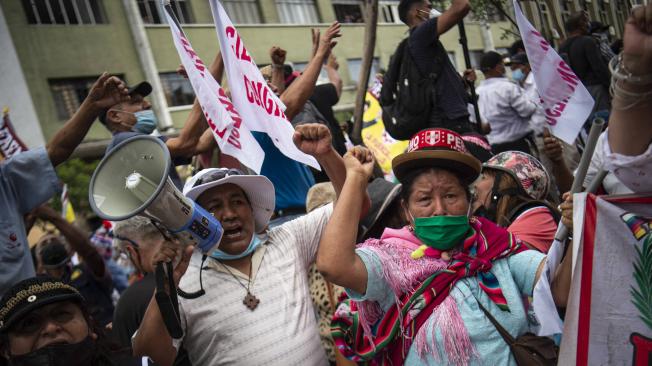 Personas manifestando su apoyo al presidente de Perú, Pedro Castillo, a las afueras del Congreso en Lima.