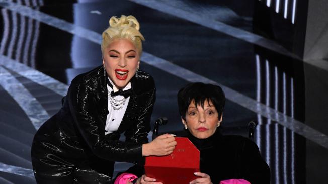 Minneli presentando en la gala número 94 de los premios Óscar junto a Lady Gaga.