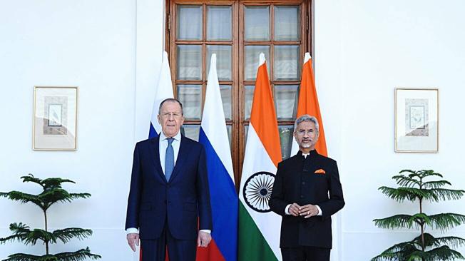 Lavrov junto al ministro de Exteriores de India Dr. S. Jaishankar.