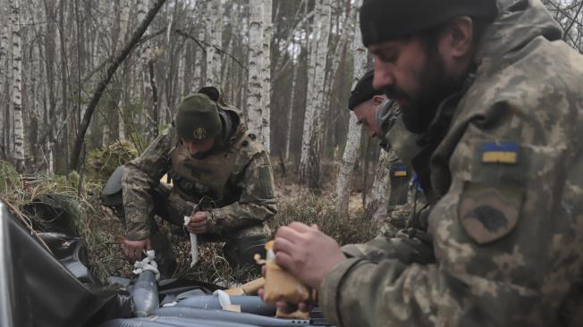Militares ucranianos en sus posiciones no lejos de Kyiv (Kiev), Ucrania, 30 de marzo de 2022. Las tropas rusas entraron en Ucrania el 24 de febrero, lo que provocó enfrentamientos y destrucción en el país y provocó una serie de sanciones económicas severas contra Rusia por parte de los países occidentales.