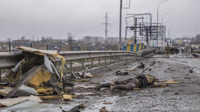 El cuerpo de un hombre muerto yace en la carretera en la ciudad de Bucha, cerca de Kiev este domingo.