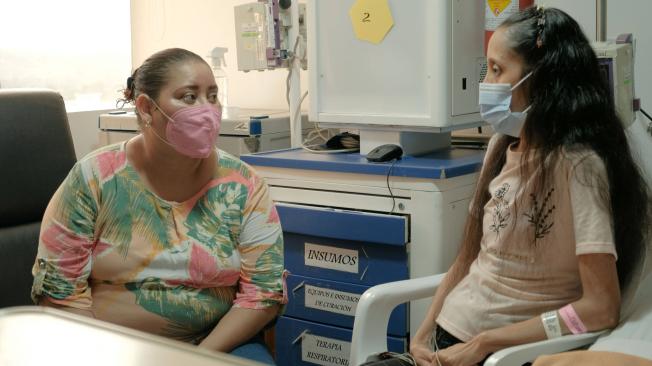 Mayra Londoño Bedoya, de 34 años (a la derecha), fue diagnosticada con un síndrome de Marfan, que le generó un aneurisma en la aorta abdominal.