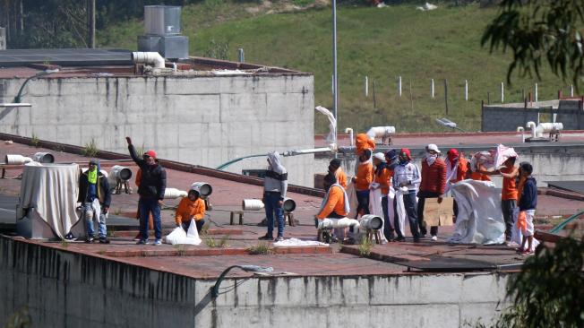 Prisioneros de Ecuador en Cuenca durante motín.