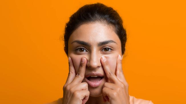 El yoga facial es una técnica natural de rejuvenecimiento apoyada en masajes.