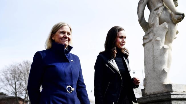 La primera ministra sueca, Magdalena Andersson (I), y su homóloga finlandesa Sanna Marin.