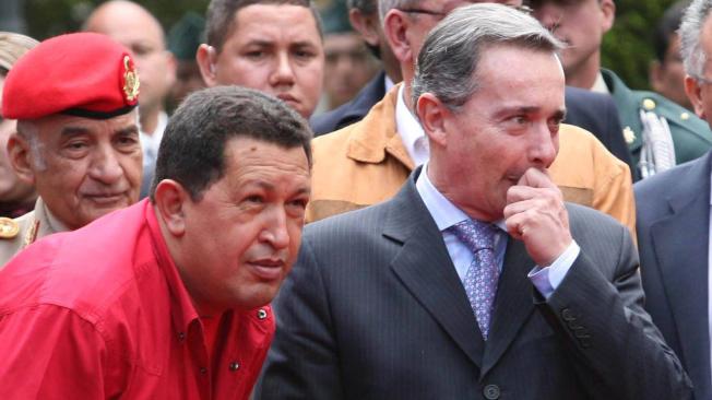 01 de agosto 2007
El presidente de venezuela, Hugo Chávez llega a la hacienda presidencial de Hato Grande, en las afueras de la ciudad de Bogotá. De traje informal junto al presidente Álvaro Uribe, estuvieron reunidos por más de seis horas.