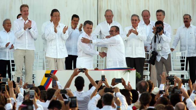 26 de Septiembre de 2016.  
Momento histórico en el que Juan Manuel Santos, presidente de Colombia y Rodrigo Londoño, líder de la guerrilla de las FARC, sellan el fin de la guerra firmando el acuerdo de Paz en Cartagena.