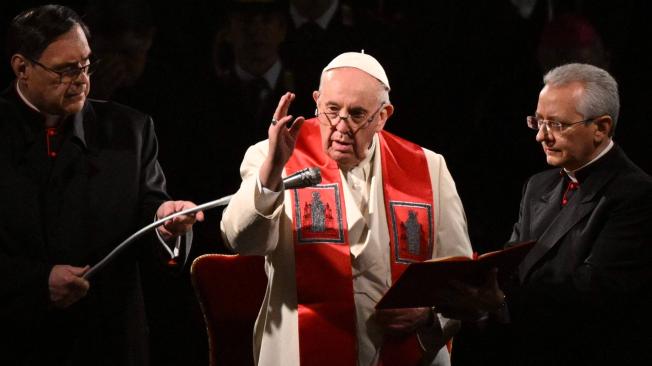 El papa Francisco presidió los actos del Viernes Santo luego de dos años de pandemia.