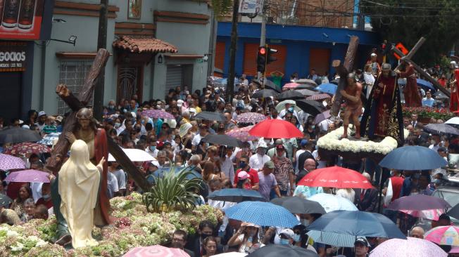 Cientos de personas volvieron a vivir las procesiones en las calles de Envigado