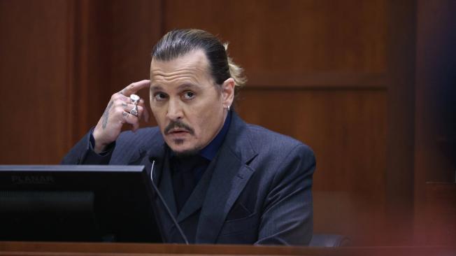 Johnny Depp dando sus declaraciones en el juicio contra Amber Heard.