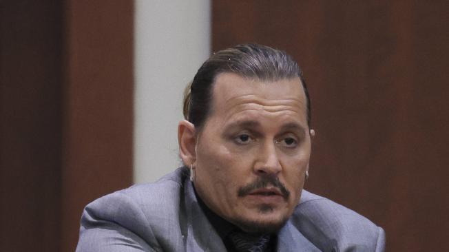 Johnny Depp explicando en el juicio cómo Amber Heard lo golpeaba.