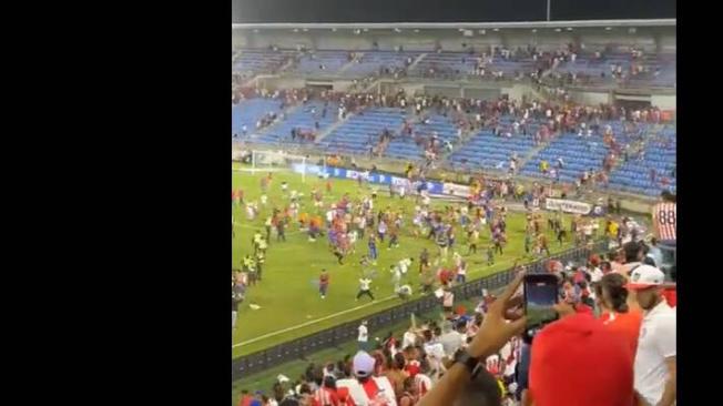 Hinchas del Unión Magdalena invaden la cancha en el juego contra Junior.