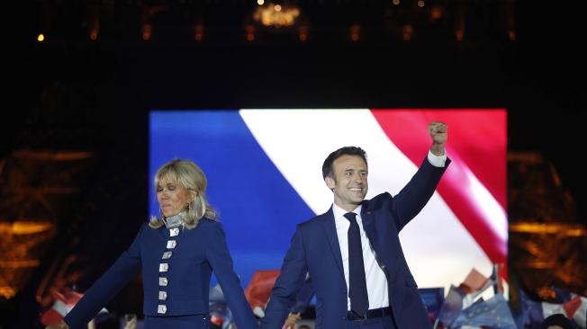 El reelegido presidente Emmanuel Macron y su esposa, Brigitte, celebran tras la victoria. Se estima que la abstención se ubicó entre 27,8 % y 29,8 %.