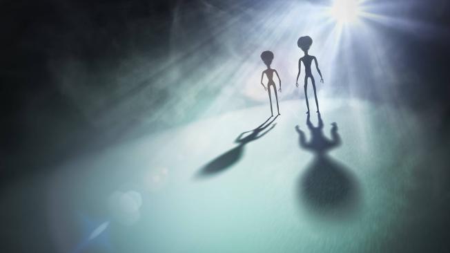 Stanton Friedman y Don Berliner, publicaron una investigación titulada Crash at Corona, en la cual mencionaban que habían encontrado un extraterrestre vivo.