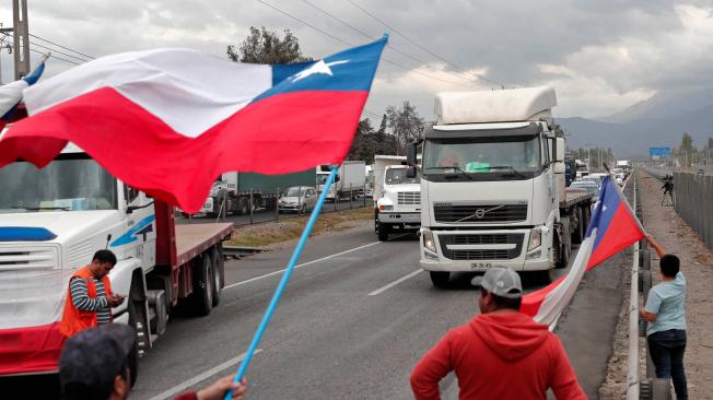 Protesta de camioneros en Chile por la inseguridad y los elevados precios del combustible.