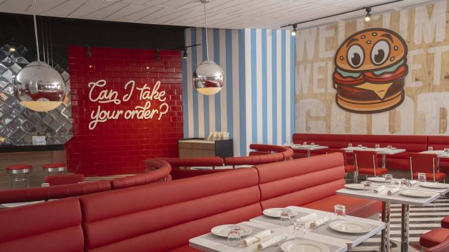 El restaurante Good Burger, con su inspiración retro que hace referencia a la película de 1997 del mismo nombre.
