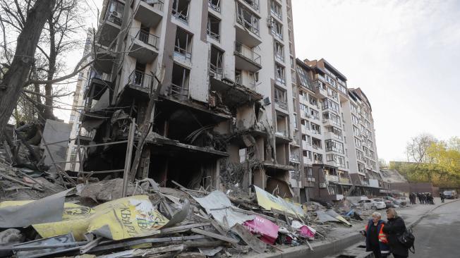 Edificio atacado en Kiev este jueves en medio de la visita de Antonio Guterres.