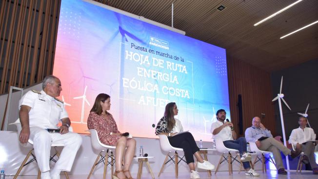 El alcalde Jaime Pumarejo en una mesa de trabajo sobre los retos de la energía eólica para Barranquilla.