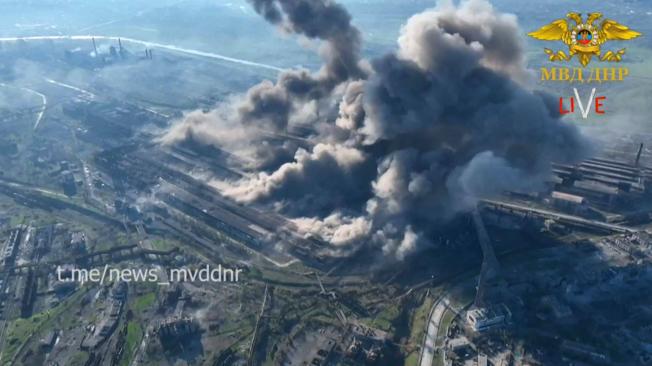Imágenes de bombardeos en la acería de Azovstal