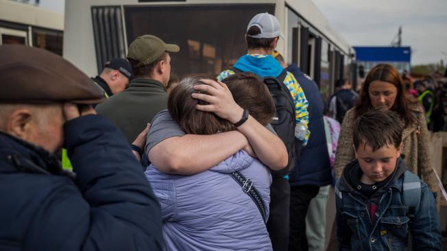 Refugiados rescatados de Mariúpol en su llegada a Zaporiyia, Ucrania.