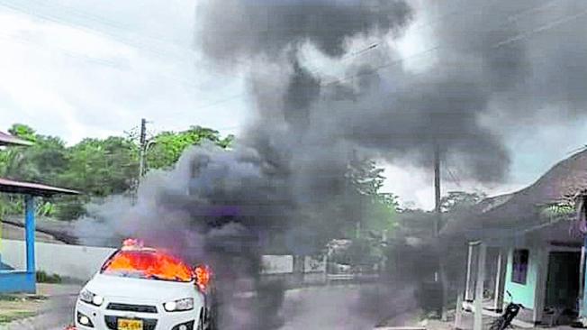 Carro incinerado en Nechí, Antioquia.