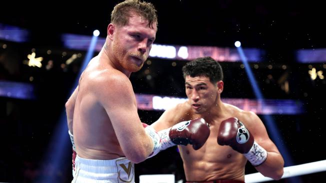 Bivol golpea a Álvarez durante su pelea en T-Mobile Arena el 7 de mayo de 2022 en Las Vegas, Nevada.