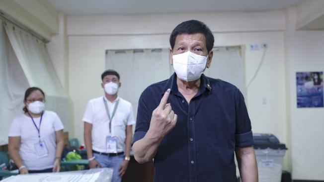 Actual presidente Rodrigo Duterte vota en las elecciones presidenciales de este lunes.