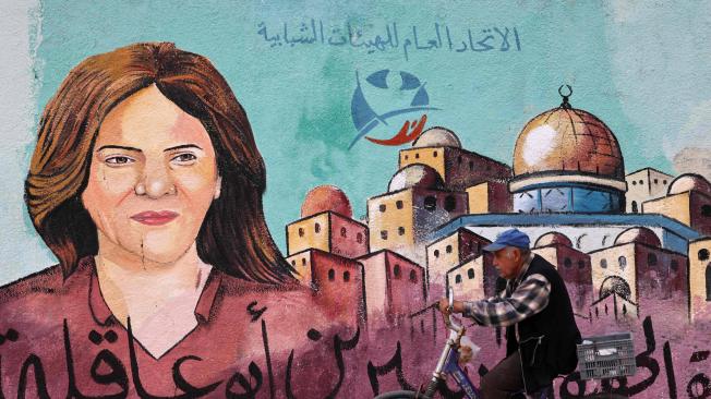 Mural en homenaje a periodista de Al Jazeera asesinada.